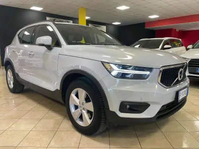 Usata Volvo XC40 150 CV (110 kW) 2019 Bianco grigio SUV