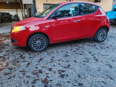 Usata Lancia Ypsilon 69 CV (50 kW) 2015 Rosso Utilitaria