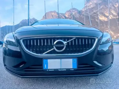 Usata Volvo V40 122 CV (89 kW) 2019 Nero Berlina