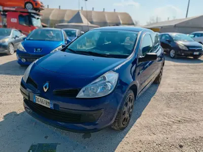 Usata Renault Clio II Dynamique 58 CV (42 kW) 2008 Bluazzurro Berlina