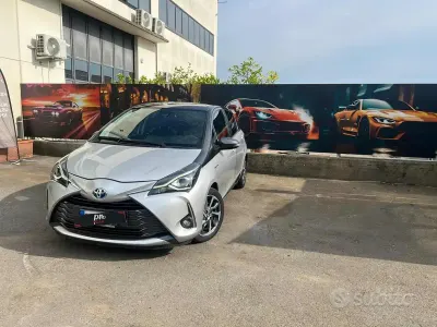 Usata Toyota Yaris Hybrid Active 101 CV (74 kW) 2020 Grigio Berlina