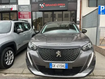 Usata Peugeot 2008 Allure 102 CV (75 kW) 2022 Grigio scuro SUV