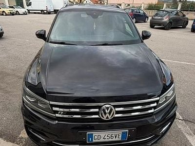 Begagnad VW Tiguan Allspace R-line 200 HK (147 kW) 2021 Svart SUV