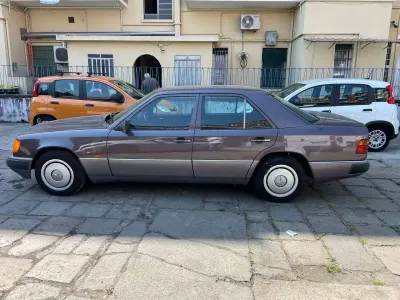 Usata Mercedes 200 122 CV (89 kW) 1991 Grigio Berlina
