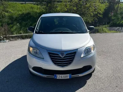 Usata Lancia Ypsilon Gold 69 CV (50 kW) 2014 Argento Utilitaria