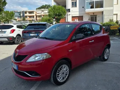 Usata Lancia Ypsilon Silver 80 CV (58 kW) 2016 Rosso Utilitaria