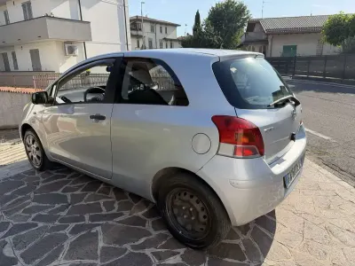 Usata Toyota Yaris 69 CV (50 kW) 2010 Bianco Utilitaria