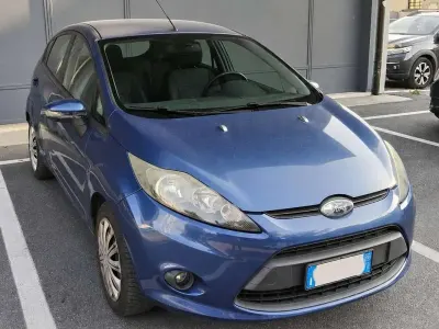 Usado Ford Fiesta Titanium 97 HP (71 kW) 2010 Azul Sedan