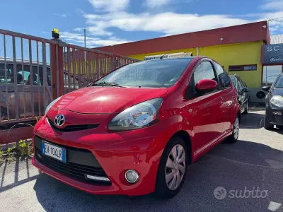 Usata Toyota Aygo Connect Style 68 CV (50 kW) 2014 Rosso Utilitaria