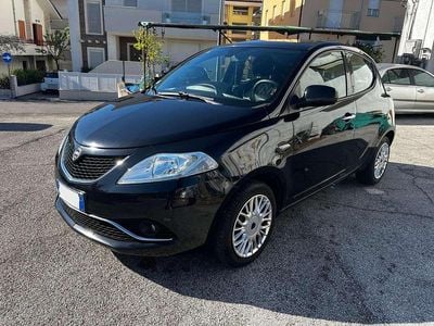 Usado Lancia Ypsilon Gold 69 HP (50 kW) 2018 Preto Citadino