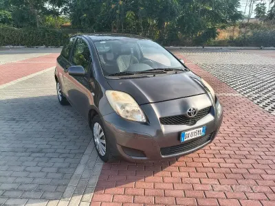 Usata Toyota Yaris 69 CV (50 kW) 2009 Grigio Utilitaria