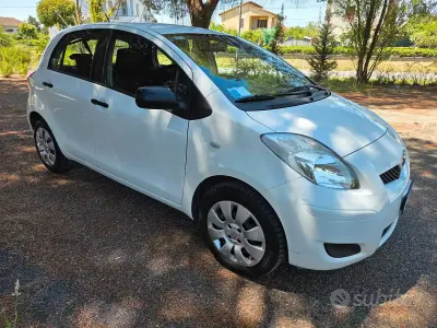 Usata Toyota Yaris Sol 69 CV (50 kW) 2010 Bianco Utilitaria