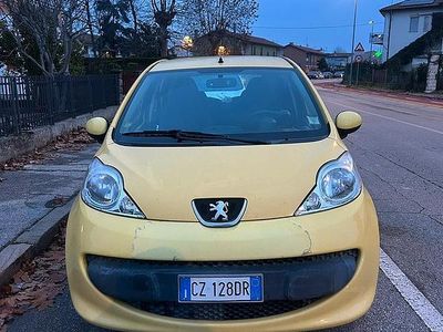 Begagnad Peugeot 107 68 HK (50 kW) 2006 Gul Halvkombi