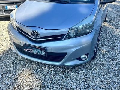 Usata Toyota Yaris Lounge 89 CV (65 kW) 2014 Grigio Berlina