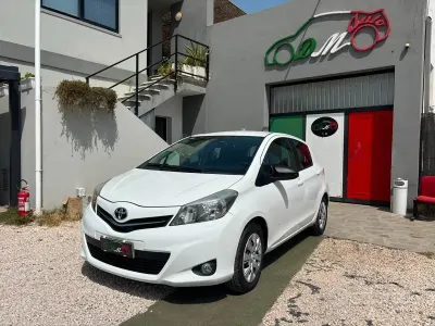 Usata Toyota Yaris Lounge 69 CV (50 kW) 2013 Bianco Utilitaria