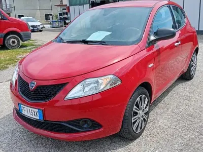 Usata Lancia Ypsilon Silver 69 CV (50 kW) 2016 Rosso Utilitaria