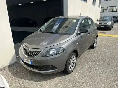 Usata Lancia Ypsilon Gold 69 CV (50 kW) 2022 Grigio Utilitaria