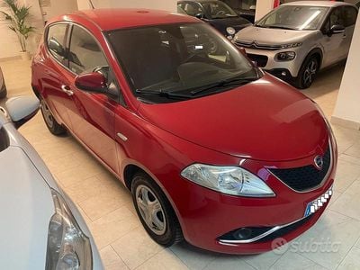 Usata Lancia Ypsilon Silver 69 CV (50 kW) 2017 Rosso Utilitaria