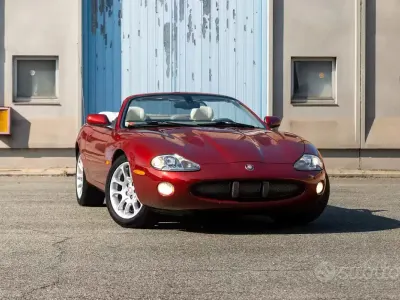 Usata Jaguar XKR 363 CV (266 kW) 2002 Rosso Cabrio