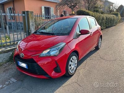 Usata Toyota Yaris Cool 72 CV (52 kW) 2017 Rosso Berlina