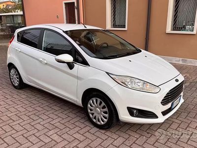 Usata Ford Fiesta Titanium 75 CV (55 kW) 2014 Bianco Utilitaria
