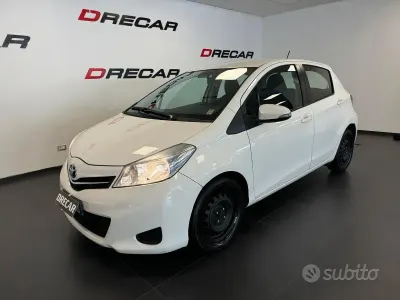 Usata Toyota Yaris 90 CV (66 kW) 2012 Bianco Utilitaria