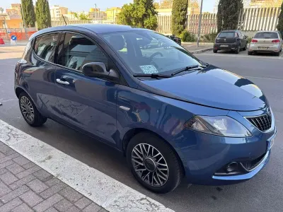 Usata Lancia Ypsilon Gold 69 CV (50 kW) 2023 Blu elegante Utilitaria