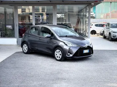 Usata Toyota Yaris Hybrid 73 CV (53 kW) 2017 Grigio Berlina