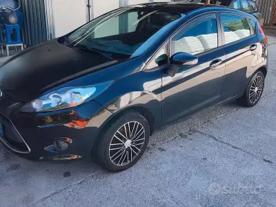 Usata Ford Fiesta 96 CV (70 kW) 2010 Nero Utilitaria
