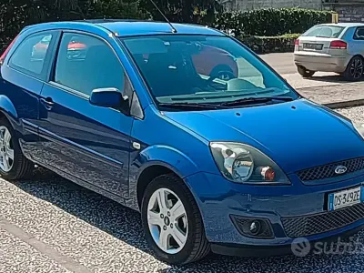 Usata Ford Fiesta Ghia 68 CV (50 kW) 2008 Bluazzurro Utilitaria