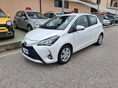 Usata Toyota Yaris Lounge 89 CV (65 kW) 2017 Bianco Berlina