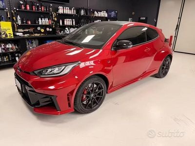 Begagnad Toyota Yaris 280 HK (205 kW) 2024 Röd Halvkombi