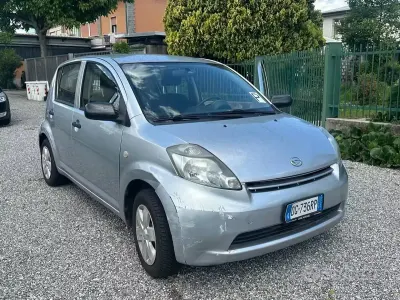 Usata Daihatsu Sirion SHO 69 CV (50 kW) 2008 Grigio Utilitaria