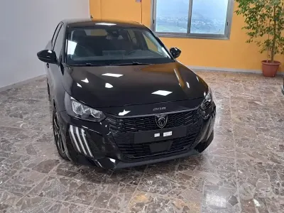 Usata Peugeot 208 Allure 101 CV (74 kW) 2025 Nero Utilitaria
