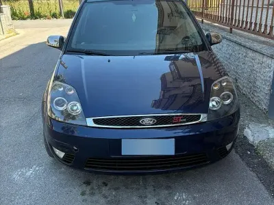 Begagnad Ford Fiesta 68 HK (50 kW) 2005 Blå Halvkombi