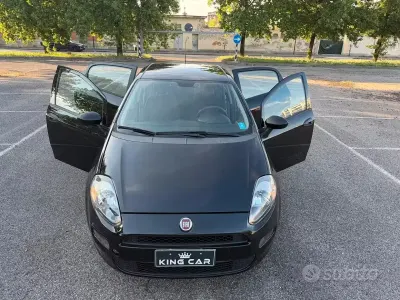 Usata Fiat Punto Lounge 69 CV (50 kW) 2015 Nero Utilitaria
