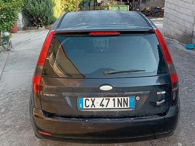 Usata Ford Fiesta 90 CV (66 kW) 2005 Nero Utilitaria