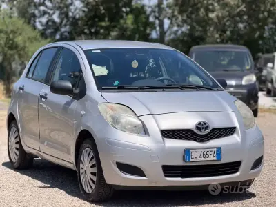 Usata Toyota Yaris 69 CV (50 kW) 2010 Grigio Utilitaria