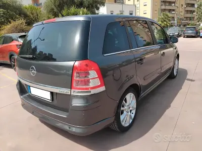 Usata Opel Zafira 125 CV (91 kW) 2012 Nero Monovolume