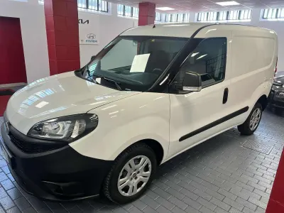 Usata Fiat Doblò Lounge 105 CV (77 kW) 2021 Bianco Monovolume
