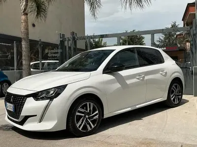 Usata Peugeot 208 Allure 102 CV (75 kW) 2021 Bianco Utilitaria