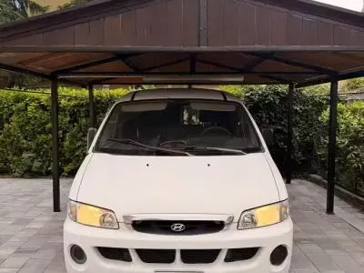 Gebraucht Hyundai H-1 101 PS (74 kW) 2001 Weiß Van / Kleinbus