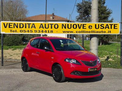 Usado Lancia Ypsilon Silver 70 CV (51 kW) 2023 Rojo Utilitario