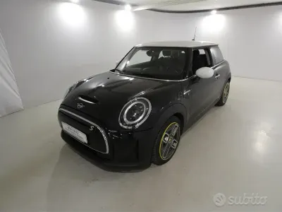 Usata Mini Cooper SE 75 kW (102 CV) 2022 Midnight black metallizzato Utilitaria