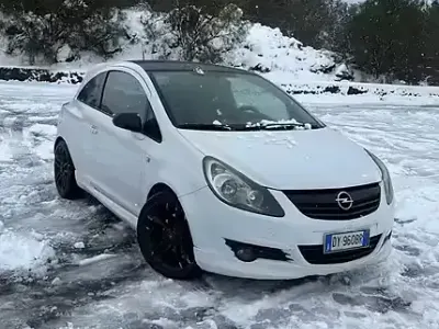 Usata Opel Corsa 90 CV (66 kW) 2009 Bianco Utilitaria