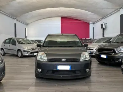 Usata Ford Fiesta Ghia 75 CV (55 kW) 2005 Grigio Utilitaria