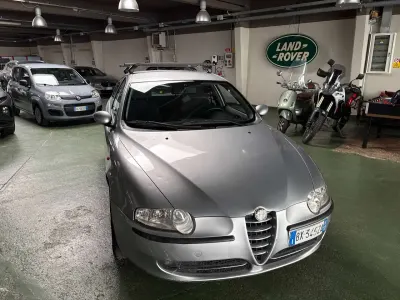 Usata Alfa Romeo 147 Distinctive 105 CV (77 kW) 2001 Argento Utilitaria