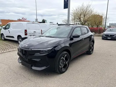 Uusi Alfa Romeo Junior Edizione Speciale 145 HP (106 kW) 2025 Musta Katumaasturi