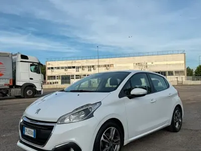 Usata Peugeot 208 Active 82 CV (60 kW) 2018 Bianco Utilitaria