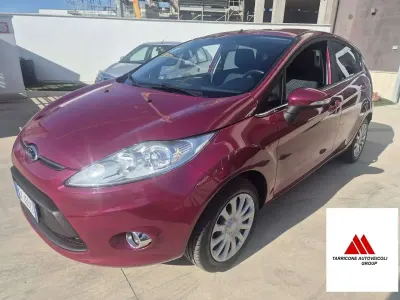Usata Ford Fiesta Titanium 60 CV (44 kW) 2011 Rosso Utilitaria
